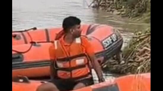 NDRF personnel pulled out three more bodies from the Gandak river in Kushinagar district on August 29. (HT photo)