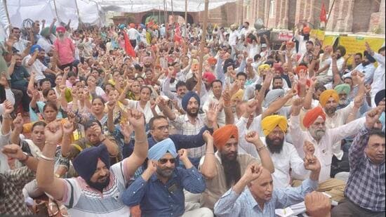 Punjab government employees raising slogans during the statewide strike outside the deputy commissioner’s office in Amritsar on August 27. (Sameer Sehgal/HT)