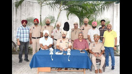 The espionage investigation involving a Gurdaspur-based shopkeeper allegedly providing live CCTV feeds to Pakistan-based intelligence handlers has widened. Police are now tracing the relative through whom the accused is suspected to have established contact with his handlers across the border. (HT Photo)