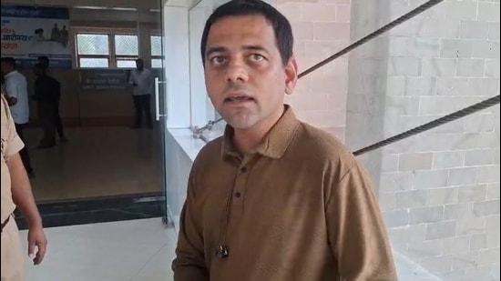 Vidyanand Bapat does not see himself as leading a movement in the conventional sense. He welcomes support, particularly from young people, but believes the issue cuts across age groups. Noise affects children, working professionals and senior citizens alike. (HT PHOTO)