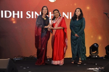 Vidhi Singhania awarded Most Stylist Heritage Artist at HT Most Stylist Awards (centre)