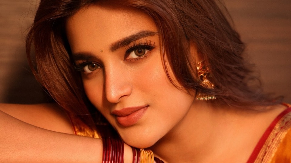 <p>ఇవాళ తన ఇన్ స్టాగ్రామ్ లో నిధి అగర్వాల్ పోస్టు చేసిన ఈ పిక్స్ వైరల్ గా మారాయి. చీరలో ముద్దుగా ఉన్నారంటూ నెటిజన్లు కామెంట్లు చేస్తున్నారు. </p>(instagram-nidhhiagerwal)