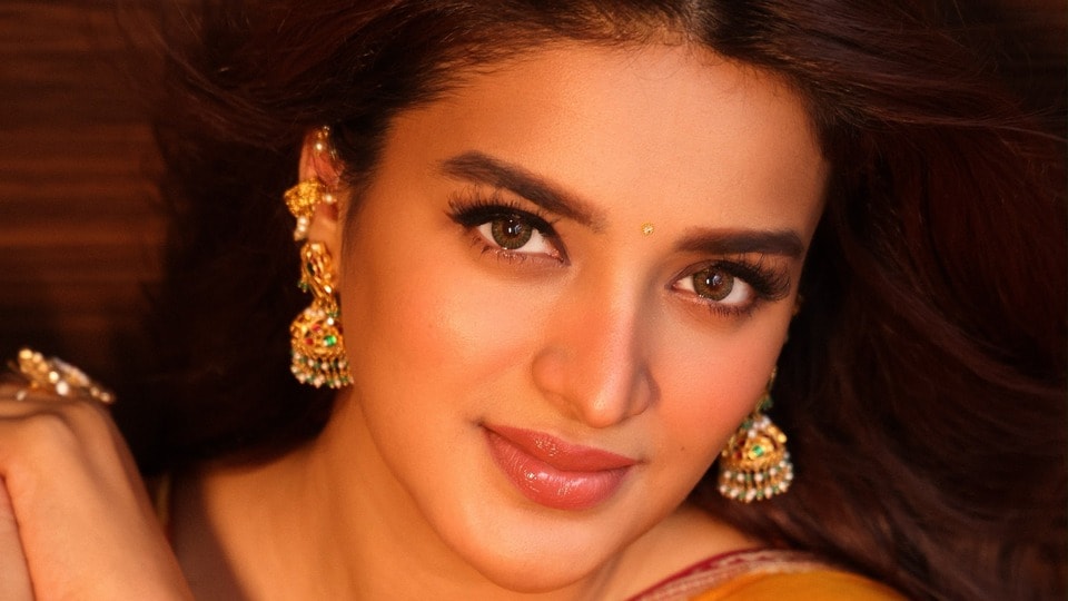 <p>క్వీన్, నైస్, బ్యూటీఫుల్ అంటు ఫ్యాన్స్ కామెంట్ల వర్షం కురిపిస్తున్నారు. అందంతో మాట్లాడుతున్నారని తెగ పొగిడేస్తున్నారు. </p>(instagram-nidhhiagerwal)