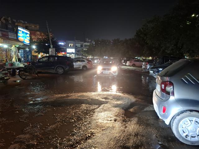 Waterlogging and potholes add to commuters’ woes in Sector 46 on Thursday. (HT Photo) Waterlogging and potholes add to commuters’ woes in Sector 46 on Thursday. (HT Photo)