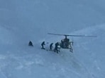 Army Cheetal helicopter lands at 18,600 ft in Ladakh’s Zanskar range for a daring casualty evacuation despite strong winds and difficult terrain.