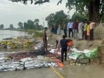 Irrigation department engineers carry out flood-fighting work along the Mohana river in the Tikunia border area of Nighasan tehsil. (HT Photo)