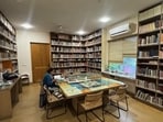 Professor Madhu Khanna’s residence, with earthy tones, limestone walls, and housing a public library, has the typical architecture of farms built in the 1970s.
