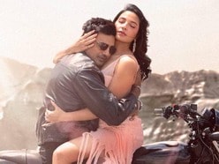 শুভশ্রীর বুকে মাথা রাখল দেব! ‘তোমায়-আমায় করা যাবে না আলদা’, লাদাঘে জমল প্রেম