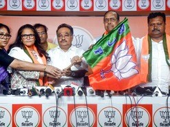 'ভালো' তৃণমূল নেতাদের সঙ্গে বঙ্গ বিজেপির সভাপতি শমীক ভট্টাচার্য। (ফাইল ছবি, সৌজন্যে পিটিআই)