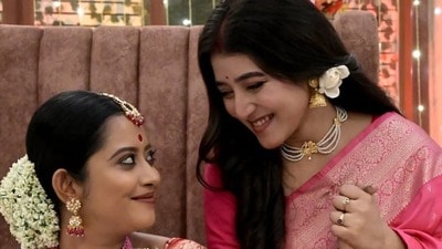 ভুল বোঝাবুঝি অতীত! ‘তোর অদম্য মানসিক জোর’, বোনু আরাত্রিকাকে বুকে টানলেন শ্রুতি ভুল বোঝাবুঝি অতীত! ‘তোর অদম্য মানসিক জোর’, বোনু আরাত্রিকাকে বুকে টানলেন শ্রুতি