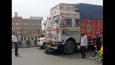 According to eyewitnesses’ account, the truck approaching from behind hit the motorcycle, pushed both of them to fall onto the road and they died at the spot, said police. (Sakib Ali/HT Photo) According to eyewitnesses’ account, the truck approaching from behind hit the motorcycle, pushed both of them to fall onto the road and they died at the spot, said police. (Sakib Ali/HT Photo)
