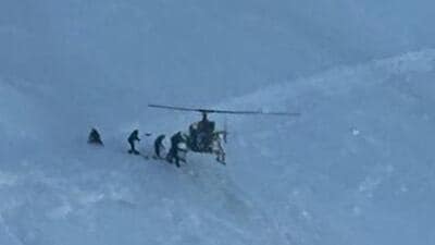 Army Cheetal helicopter lands at 18,600 ft in Ladakh’s Zanskar range for a daring casualty evacuation despite strong winds and difficult terrain.