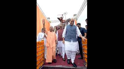 Defence minister Rajnath Singh and UP chief minister Yogi Adityanath at an event in Lucknow on August 30. (HT photo)