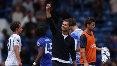 Chelsea's Spanish Manager Xabi Alonso (C) waves to supporters at the end of the English Premier League football match between Chelsea and Brighton and Hove Albion (AFP) Chelsea's Spanish Manager Xabi Alonso (C) waves to supporters at the end of the English Premier League football match between Chelsea and Brighton and Hove Albion (AFP)