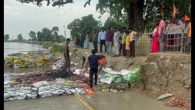 Irrigation department engineers carry out flood-fighting work along the Mohana river in the Tikunia border area of Nighasan tehsil. (HT Photo) Irrigation department engineers carry out flood-fighting work along the Mohana river in the Tikunia border area of Nighasan tehsil. (HT Photo)