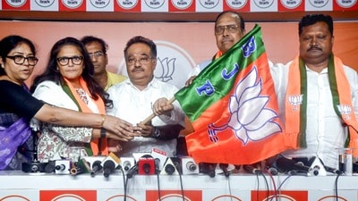 'ভালো' তৃণমূল নেতাদের সঙ্গে বঙ্গ বিজেপির সভাপতি শমীক ভট্টাচার্য। (ফাইল ছবি, সৌজন্যে পিটিআই) 'ভালো' তৃণমূল নেতাদের সঙ্গে বঙ্গ বিজেপির সভাপতি শমীক ভট্টাচার্য। (ফাইল ছবি, সৌজন্যে পিটিআই)