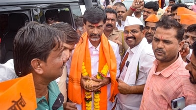 Maratha reservation activist Manoj Jarange Patil is welcomed by supporters upon his arrival, in Karad, Satara district, Maharashtra. (PTI Photo) Maratha reservation activist Manoj Jarange Patil is welcomed by supporters upon his arrival, in Karad, Satara district, Maharashtra. (PTI Photo)