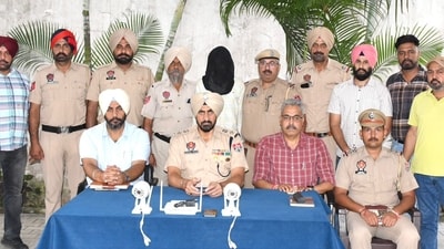 The espionage investigation involving a Gurdaspur-based shopkeeper allegedly providing live CCTV feeds to Pakistan-based intelligence handlers has widened. Police are now tracing the relative through whom the accused is suspected to have established contact with his handlers across the border. (HT Photo) The espionage investigation involving a Gurdaspur-based shopkeeper allegedly providing live CCTV feeds to Pakistan-based intelligence handlers has widened. Police are now tracing the relative through whom the accused is suspected to have established contact with his handlers across the border. (HT Photo)