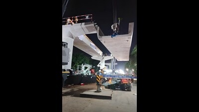 The first girder was lifted onto pillars 26 and 27 using 400-tonne and 600-tonne hydraulic cranes late Friday night. (HT) The first girder was lifted onto pillars 26 and 27 using 400-tonne and 600-tonne hydraulic cranes late Friday night. (HT)