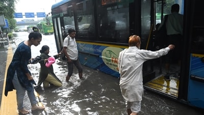 Residents in New Delhi amid severe waterlogging distress (Arvind Yadav/HT Photo)
