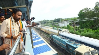పనులను పరిశీలిస్తున్న కిషన్ రెడ్డి