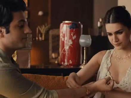 কৃতি শ্যাননের সেই বিতর্কিত গয়নার বিজ্ঞাপন। 