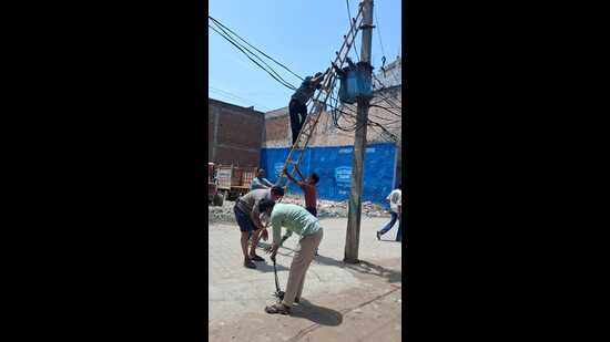 19 people were found to be directly involved in illegal consumption or unauthorised distribution of electricity. FIRs will be registered against them at the Anti-Power Theft police station, said officials. (HT Photos)