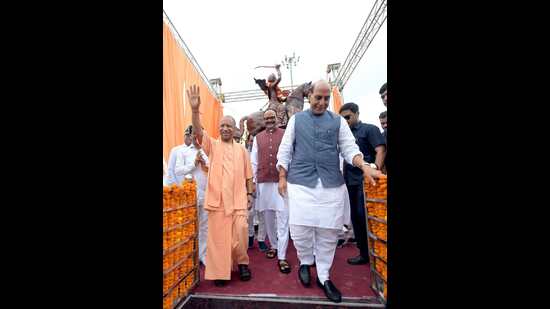 Defence minister Rajnath Singh and UP chief minister Yogi Adityanath at an event in Lucknow on August 30. (HT photo)