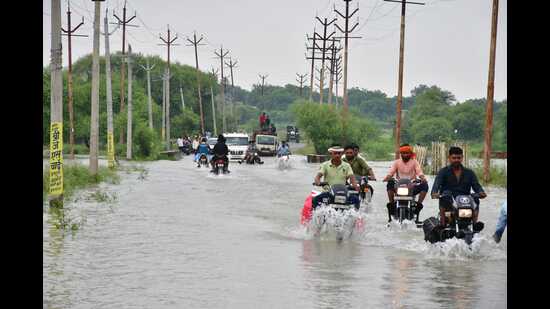 Flood water in Daraganj and other low lying areas of the city on Sunday. (ANIL KUMAR MAURYA/HT PHOOT)
