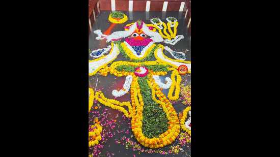 Ganga reached the sanctum sanctorum of the renowned Shri Lete Hanuman Temple at the Sangam in the early hours of Sunday, marking a significant religious occasion. (ANIL KUMAR MAURYA/HT)