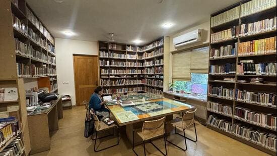 Professor Madhu Khanna’s residence, with earthy tones, limestone walls, and housing a public library, has the typical architecture of farms built in the 1970s.
