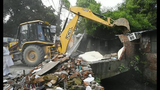 The demolition began at 5.10pm after power supply to the area was disconnected. The exercise continued for around 75 minutes. (HT photo)