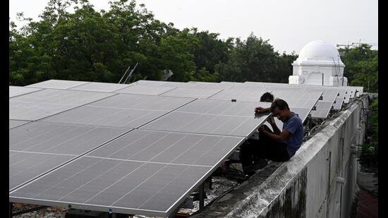 The draft policy seeks to transition rooftop solar adoption from an individual, vendor-driven transaction to a discom-aggregated model. (HT archive)