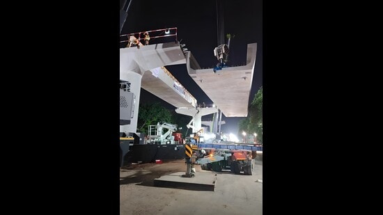 The first girder was lifted onto pillars 26 and 27 using 400-tonne and 600-tonne hydraulic cranes late Friday night. (HT)