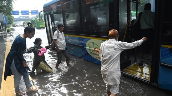 Residents in New Delhi amid severe waterlogging distress (Arvind Yadav/HT Photo)
