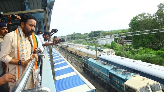 పనులను పరిశీలిస్తున్న కిషన్ రెడ్డి
