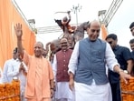 Defence minister Rajnath Singh and UP chief minister Yogi Adityanath at an event in Lucknow on August 30. (HT photo)