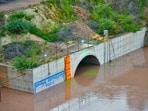 <p>టన్నెళ్ల నిర్మాణం, ఫీడర్ కాలువలు, భూసేకరణ వంటి ఎన్నో సాంకేతిక, ఆర్థిక అడ్డంకులను అధిగమిస్తూ ఈ పనులు పూర్తయ్యాయి. 2024లో కూటమి ప్రభుత్వం అధికారం చేపట్టిన తర్వాత వెలిగొండకు అత్యంత ప్రాధాన్యత ఇచ్చి పనులను పరుగులు తీగించింది. </p>