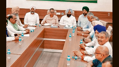 BJP’s Punjab in-charge Satish Poonia chairing a party meeting in Chandigarh on Monday. (HT) BJP’s Punjab in-charge Satish Poonia chairing a party meeting in Chandigarh on Monday. (HT)