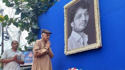 মৃত্যুবার্ষিকীতে বরুণ বিশ্বাসকে শ্রদ্ধার্ঘ্য। (ফাইল ছবি, সৌজন্যে বরুণ বিশ্বাস স্মৃতিরক্ষা কমিটি)