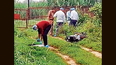 Forensic team and police personnel inspect the encounter site in Shamli on Monday. (HT Photo) Forensic team and police personnel inspect the encounter site in Shamli on Monday. (HT Photo)