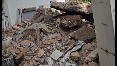Residents said several ageing buildings in the colony appear structurally unsafe and called for a comprehensive survey by authorities. (HT) Residents said several ageing buildings in the colony appear structurally unsafe and called for a comprehensive survey by authorities. (HT)