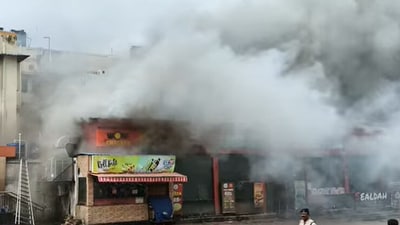 শিয়ালদা স্টেশনের বাইরে ধোঁয়ায় ঢাকল আকাশ, পৌঁছল দমকল, কী ঘটেছে? শিয়ালদা স্টেশনের বাইরে ধোঁয়ায় ঢাকল আকাশ, পৌঁছল দমকল, কী ঘটেছে?