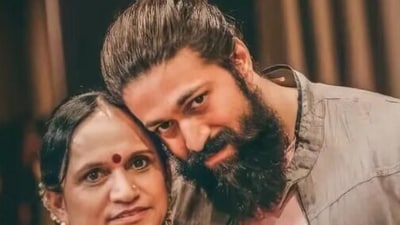 মায়ের সঙ্গে টক্সিক তারকা যশ।