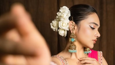<p>బిగ్ బాస్ 6 తెలుగు సీజన్ లో కంటెస్టెంట్ గా పోటీపడింది శ్రీ సత్య. హౌస్ లో 15 వారాల పాటు కొనసాగింది. </p> (instagram-Sri Satya)
