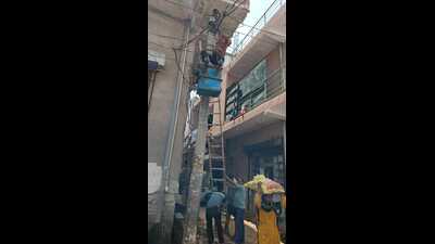 The step came two days after Paschimanchal Vidyut Vitran Nigam Limited (PVVNL) officials disconnected thousands of unauthorised connections in Chhajarsi colony and other parts of the Hindon floodplains. (HT Photo) The step came two days after Paschimanchal Vidyut Vitran Nigam Limited (PVVNL) officials disconnected thousands of unauthorised connections in Chhajarsi colony and other parts of the Hindon floodplains. (HT Photo)
