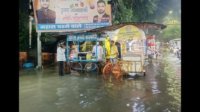 Waterlogged street at Aliganj in Lucknow on Monday. (DEEPAK GUPTA/HT PHOTO) Waterlogged street at Aliganj in Lucknow on Monday. (DEEPAK GUPTA/HT PHOTO)