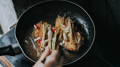 Read more to find out the best techniques to fry food! (Unsplash) Read more to find out the best techniques to fry food! (Unsplash)