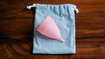 Unlike pads or tampons, cups are capable of holding more fluid; therefore, one can wear them up to 8 to 10 hours without leakage or irritation from the product. Unlike pads or tampons, cups are capable of holding more fluid; therefore, one can wear them up to 8 to 10 hours without leakage or irritation from the product.
