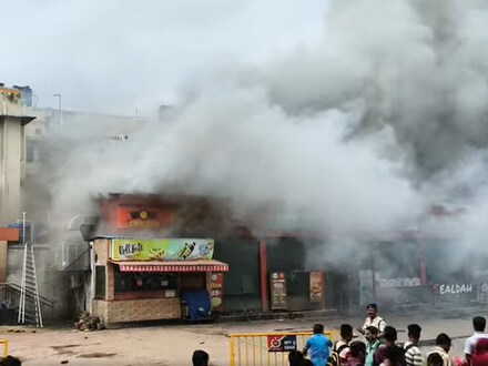 শিয়ালদা স্টেশনের বাইরে ধোঁয়ায় ঢাকল আকাশ, পৌঁছল দমকল, কী ঘটেছে?